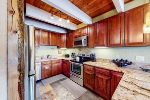 Kylskåp, mikrovågsugn, ugn och spishäll