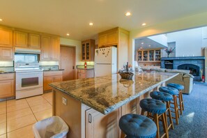 冷蔵庫、電子レンジ、オーブン、コンロ