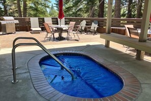 Outdoor dining - Mountain-view, two-level studio with decks, pool & hot tub - close to skiing (Mammoth Lakes)