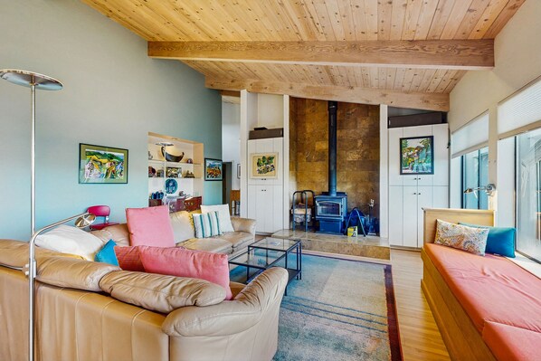 Televisión, reproductor de DVD, libros y videoteca 