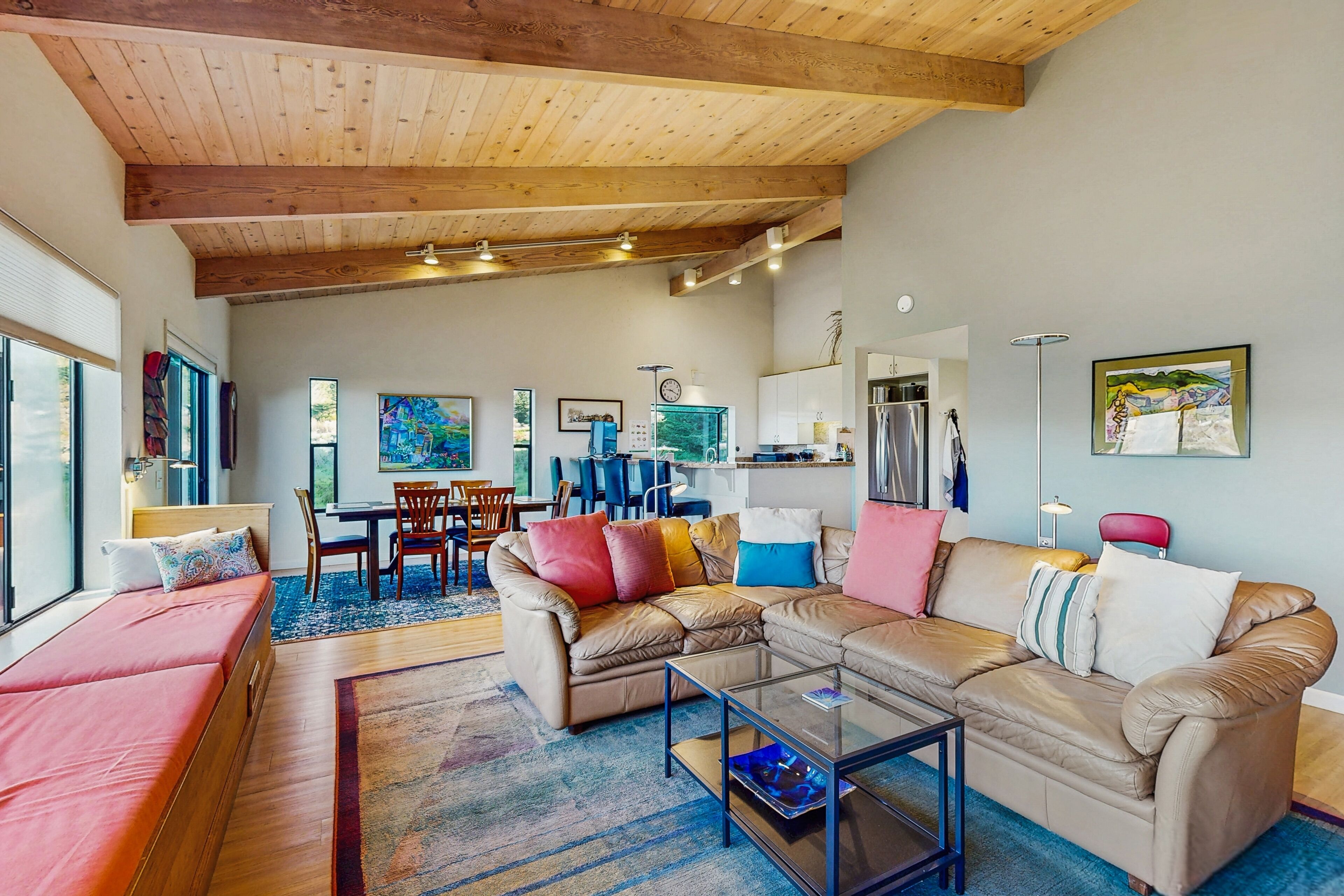 TV, DVD-spiller, bøker og filmbibliotek