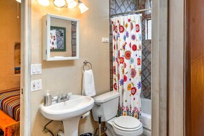 Kostenlose Toilettenartikel, Haartrockner, Handtücher