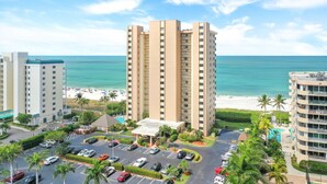 Un hotel moderno con vista a la playa y al océano.