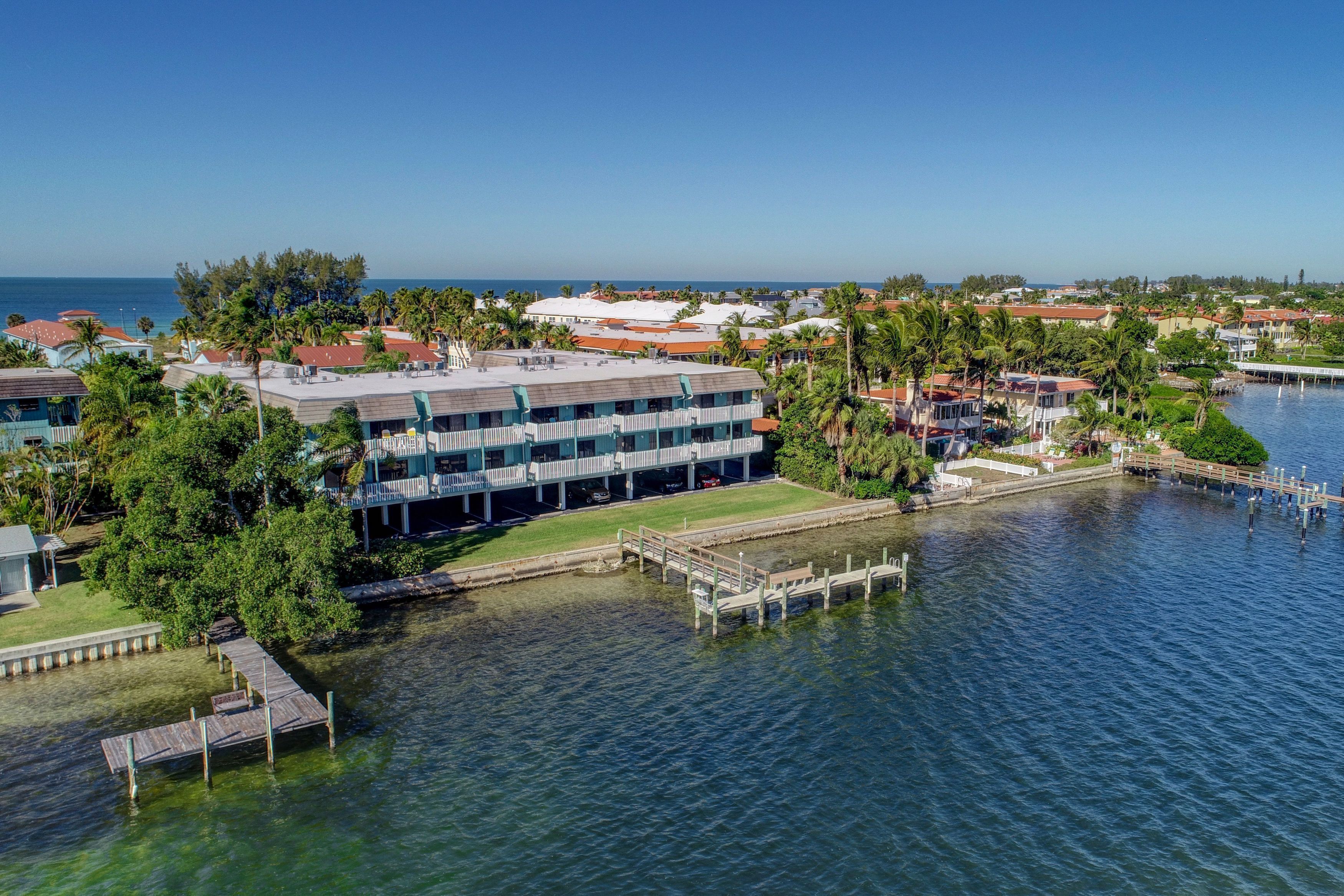 Anna Maria Island Retreat-Beach One Minute Walk-Heated Pool-Free Wi-Fi-Dock-Surr