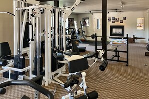 Fitness facility - Condo with Shared Hot Tubs, Pool, and Sauna & Great Mountain Views (Mammoth Lakes)