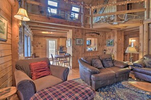 TV, DVD player, books, stereo - Rustic Madison 'Treehouse' Cabin with Game Room! (Madison)