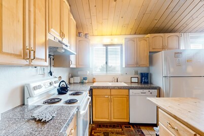 Condo with shared pool & hot tub near the action of Mammoth Lakes