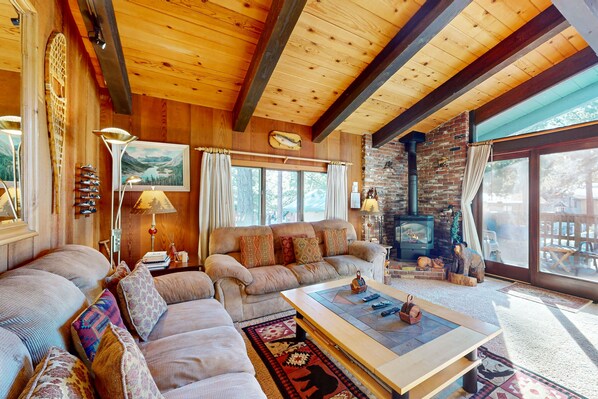 Télévision, cheminée, lecteur de DVD