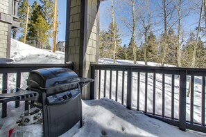 Property grounds - Mountain Getaway with a Shared Outdoor Pool, Hot Tub and Nature Views (Mammoth Lakes)
