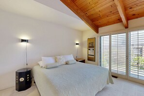 2 bedrooms, iron/ironing board, free internet, bed sheets