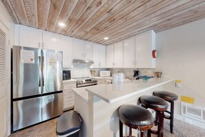 雪櫃、微波爐、焗爐、爐具