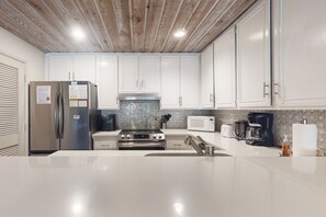 Fridge, microwave, oven, stovetop - A Serene Destination with Shared Pool, Sauna, and Hot Tub (Mammoth Lakes)