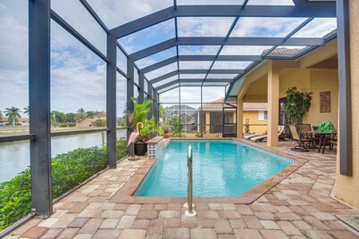 Upscale Marco Island Villa w/ Outdoor Bar + Pool!