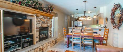 Fernseher, Kamin, DVD-Player, Bücher