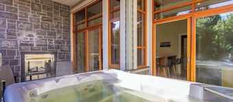 Luxury Town home, Private Hot Tub, Views & Private