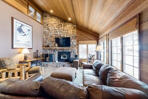 Fernseher, Kamin, Bücher