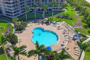 A heated pool - Alluring beachfront condo w/ pool & ocean views (Marco Island)