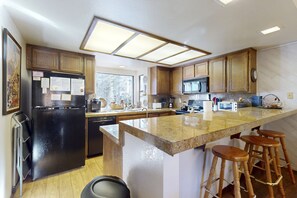 Kjøleskap, mikrobølgeovn, ovn og kokeplater