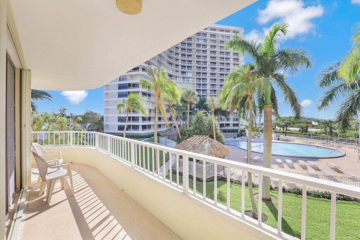 Ideal beachfront condo w/ pool & two balconies
