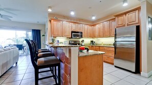 Kylskåp, mikrovågsugn, ugn och spishäll