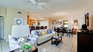 TV, books - Condo on Anna Maria Island, 2 heated pools and elevator! (Bradenton Beach)
