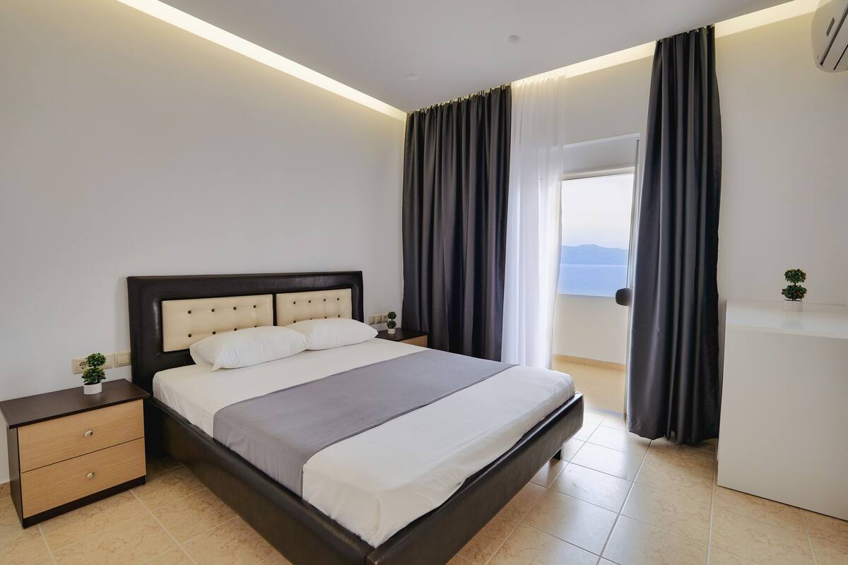 Soundproofing, free WiFi, bed sheets