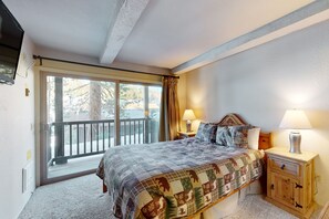 2 bedrooms, internet, bed sheets - Spacious Mountain Home with Loft and Shared Pool, Hot Tub, and Sauna (Mammoth Lakes)