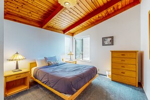 3 bedrooms, iron/ironing board, WiFi, bed sheets - Sunny Home w/ Private Hot Tub & Deck, Pools & Saunas - Two Dogs Welcome (Sea Ranch)