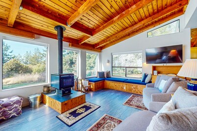 Sunny Home w/ Private Hot Tub & Deck, Pools & Saunas - Two Dogs Welcome