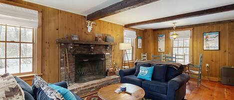 Een televisie en een open haard