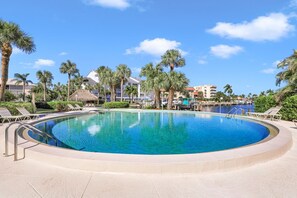 حمّام سباحة مُدفَّأ