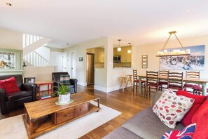 TV, fireplace, offices - Spacious Town Home, Private Hot Tub, Garage (Whistler)