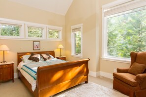 4 bedrooms, iron/ironing board, free WiFi, bed sheets - Spacious 4 Bed, Private Hot Tub, Garage, Walk to Slopes, Sleeps 8 (Whistler)