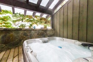 Outdoor spa tub - Spacious 4 Bed, Private Hot Tub, Garage, Walk to Slopes, Sleeps 8 (Whistler)