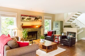 Interior - Spacious 4 Bed, Private Hot Tub, Garage, Walk to Slopes, Sleeps 8 (Whistler)