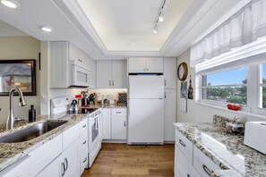 Een koelkast, een magnetron, een oven, een kookplaat