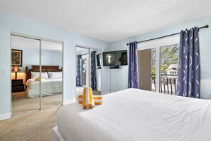 2 bedrooms, iron/ironing board, free WiFi, bed sheets - Beachfront Sunsets from Your Screened Porch (Bradenton Beach)