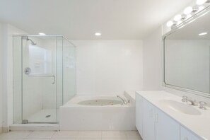 Combined shower/bathtub, hair dryer, towels