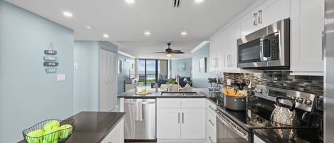 Réfrigérateur, micro-ondes, four, plaque de cuisson