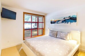 1 bedroom, iron/ironing board, WiFi, bed sheets - Cozy Retreat in The Woods, Hot Tub & Free Parking (Whistler)