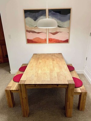 Dining - Cozy Retreat in The Woods, Hot Tub & Free Parking (Whistler)