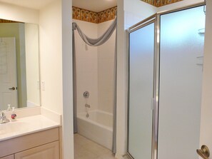 Badekar, gratis toiletartikler, hårtørrer, håndklæder