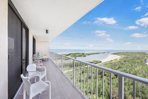 Property grounds - Beachfront Condo | Pool & Ocean View From Balcony (Marco Island)
