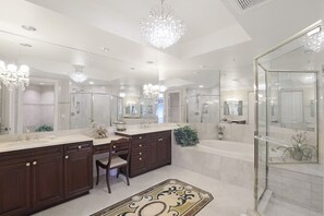 Ensemble douche/baignoire, sèche-cheveux, serviettes fournies