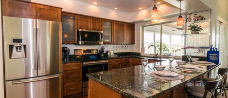 Refrigerador, microondas, horno, placa de cocina