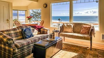 Una Smart TV, un reproductor de DVD, libros