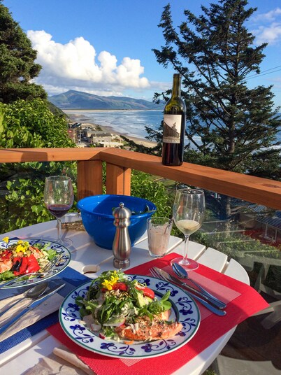 Completely Renovated Ocean View cottage. Walk to the beach!!