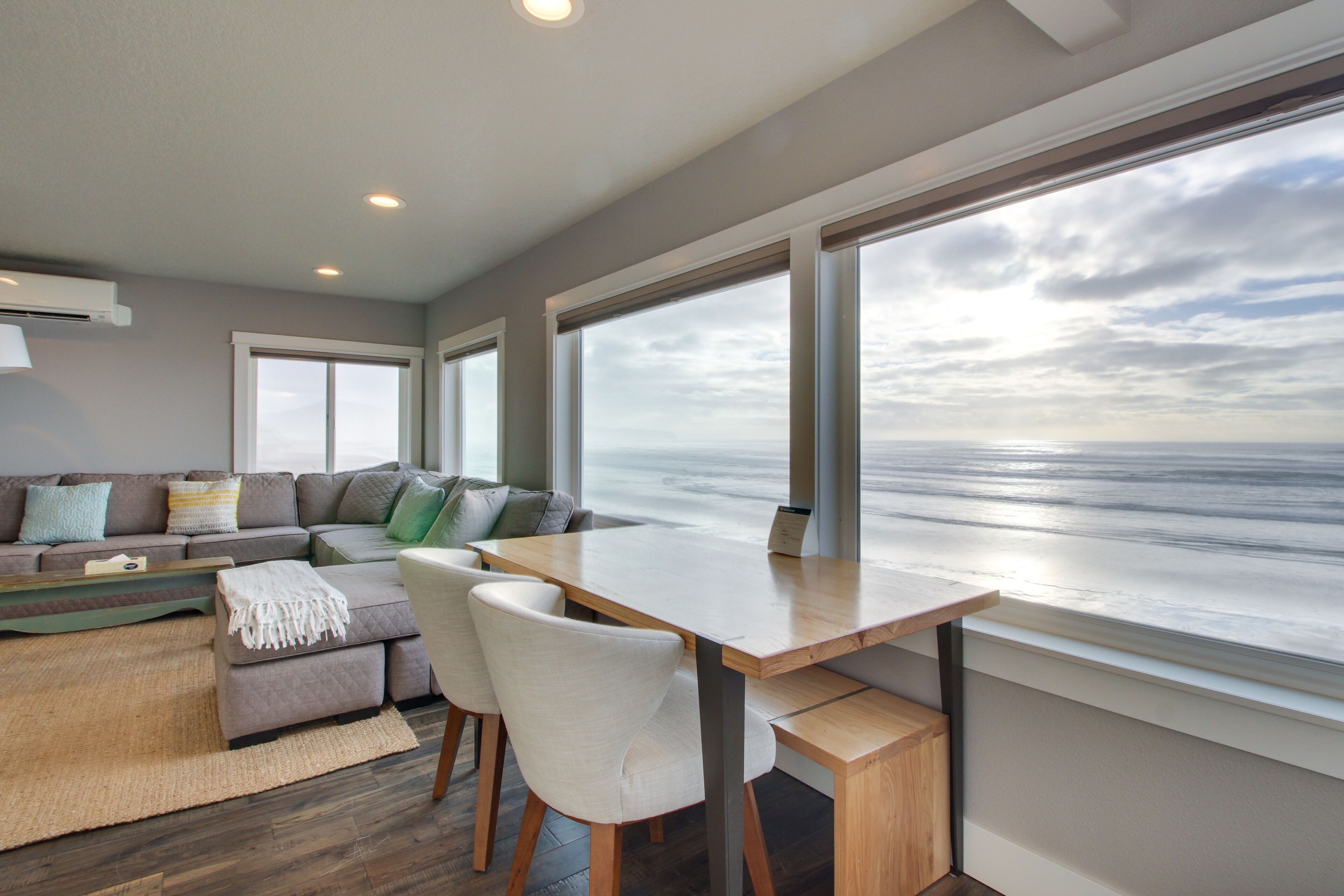 Stunning and redesigned oceanfront condo - dog-friendly, too