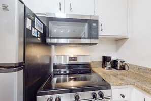 Kühlschrank, Mikrowelle, Ofen, Herdplatte