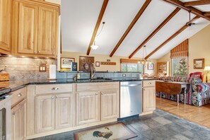 Fridge, microwave, oven, stovetop - Spacious mountain home with WiFi, deck, and gorgeous views (Estes Park)